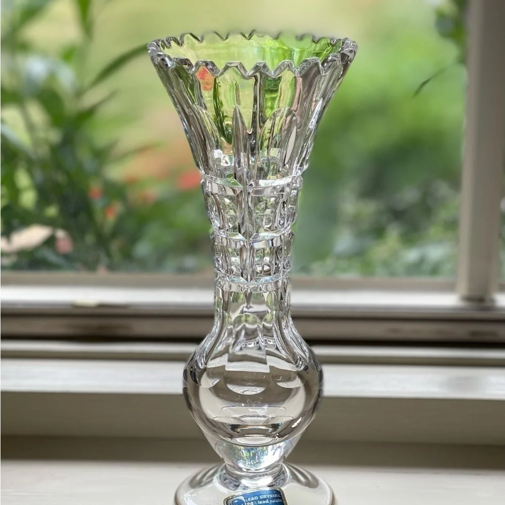 LAUSITZER, HIGH QUALITY CRYSTAL, BUD VASE. HAND CUT, 24% LEAD. 3”W X 7 1/4”H